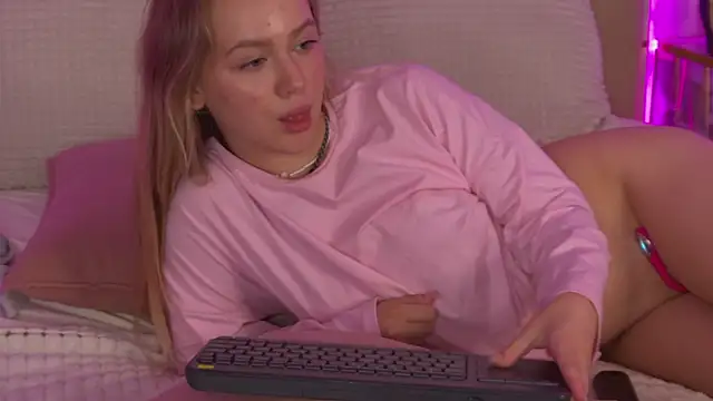 Emi_Sterling Adlı Modelin Canlı XXX Sohbeti