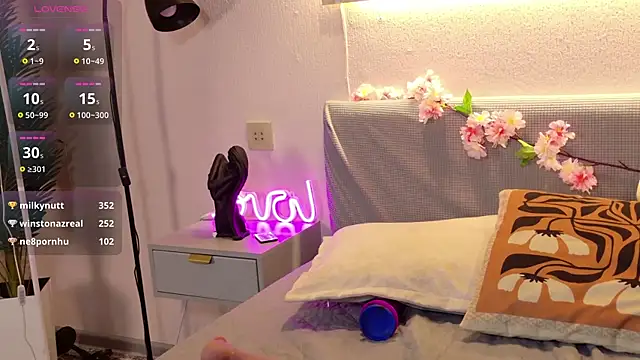 צ'אט XXX בשידור חי של MilkMeSoftly