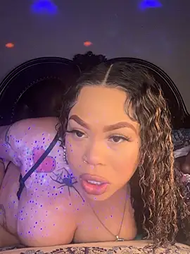 Chat +18 de RenaThickAss ao vivo
