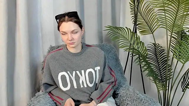 EmilieFerullo's Live XXX Chat