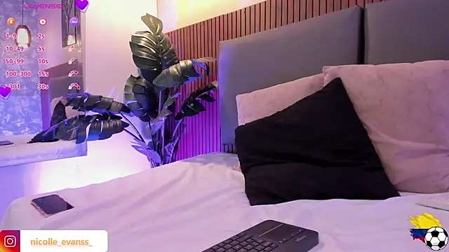 NicolleeEvanss' Live XXX Chat