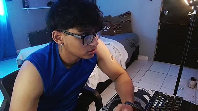 Mr_yisuzz's Live XXX Chat