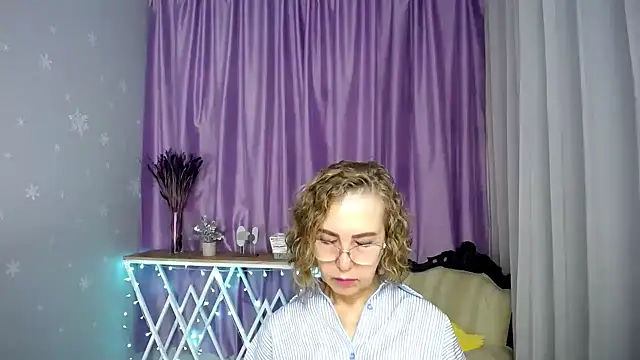 Онлайн чат XXX queen_a_n_i