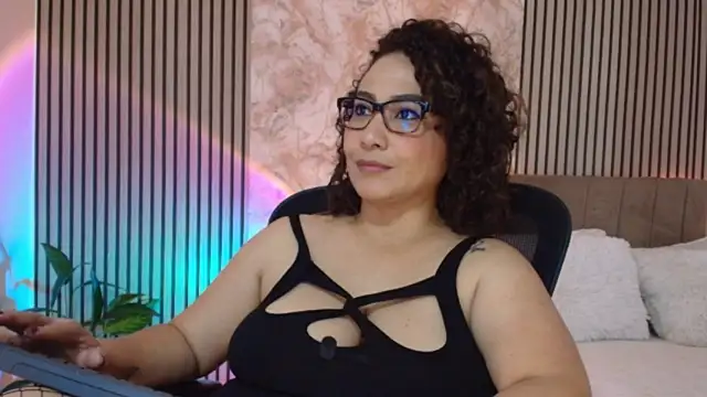 Chat +18 de JuliRamirez ao vivo