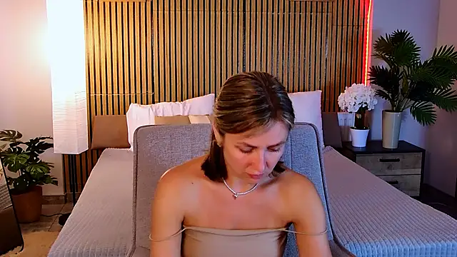 EmeraldGlow's Live XXX Chat