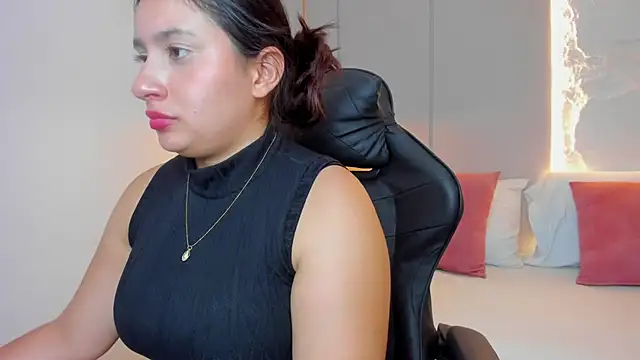 kira_relish Adlı Modelin Canlı XXX Sohbeti