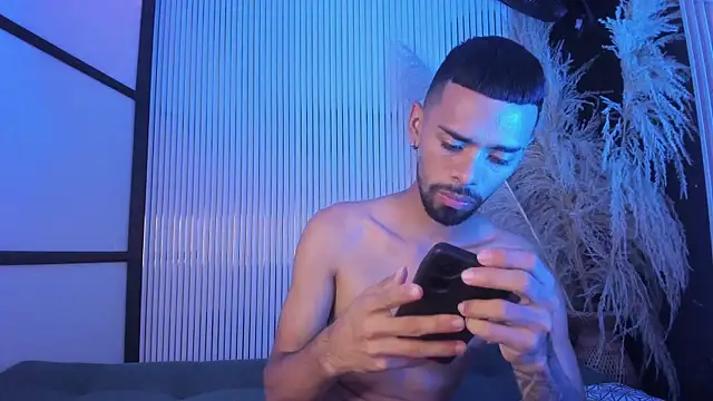 Tyler_204 live XXX chat