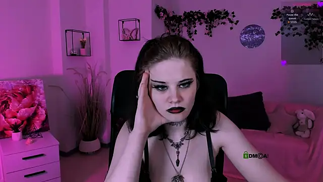 nikki_kiss_ Adlı Modelin Canlı XXX Sohbeti