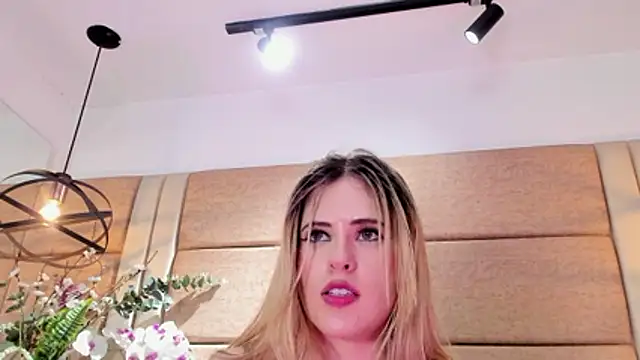 Онлайн чат XXX AndreinaOwen