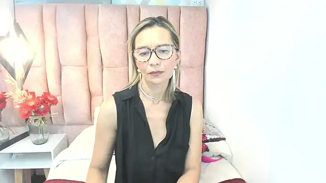 Issa_Milf__ Chat XXX in diretta