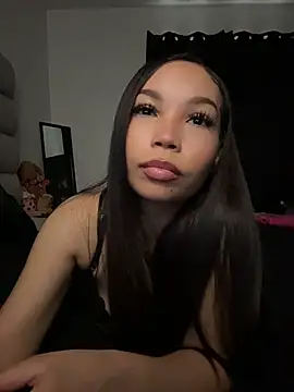 צ'אט XXX בשידור חי של nikkiloveee