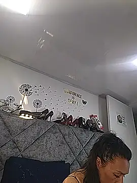 Chat +18 de Shantey_Laurent ao vivo