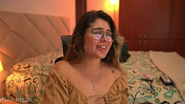 Chat +18 de Lau_Bee ao vivo