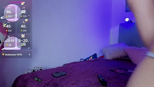 larah_uwu's Live XXX Chat
