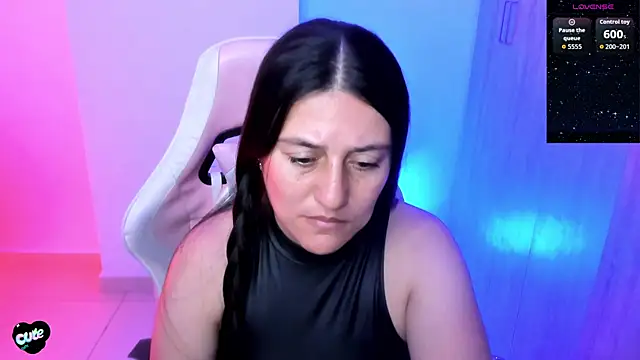 Saskyaa Adlı Modelin Canlı XXX Sohbeti