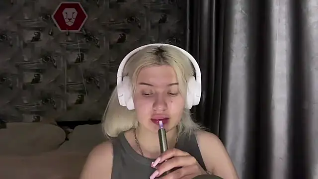 SpotlessParaffin's Live XXX Chat