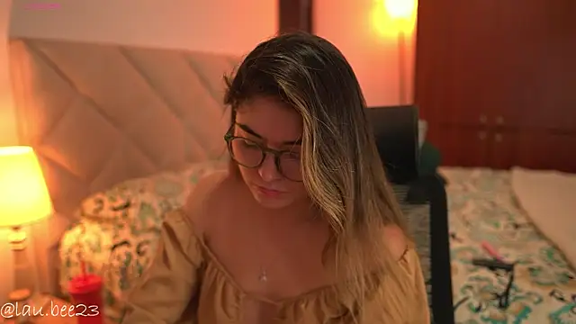 Lau_Bee Live XXX-chat