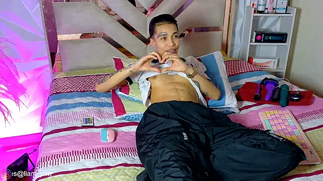 Jonesliam23's Live XXX Chat