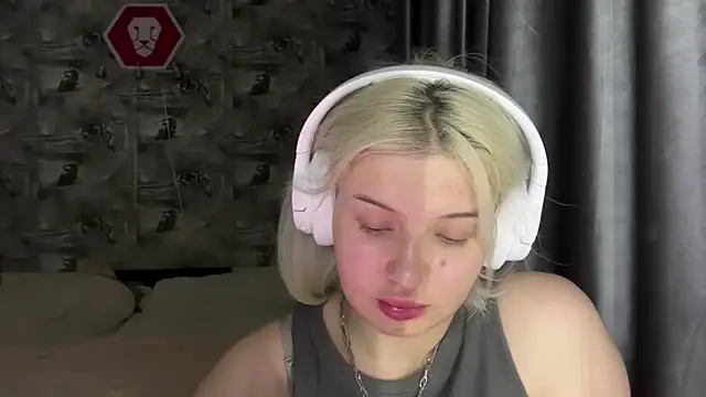SpotlessParaffinn Live XXX chat