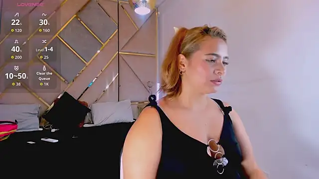MikaelaStone Adlı Modelin Canlı XXX Sohbeti