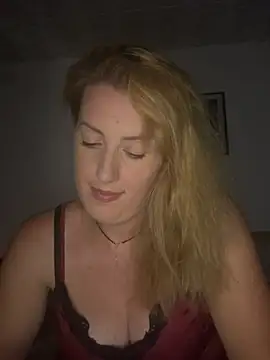 Chat +18 de DollieRosse ao vivo