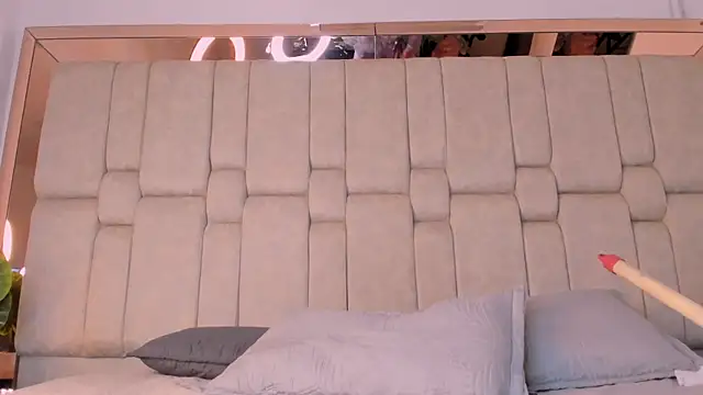 AriBloom7 Adlı Modelin Canlı XXX Sohbeti