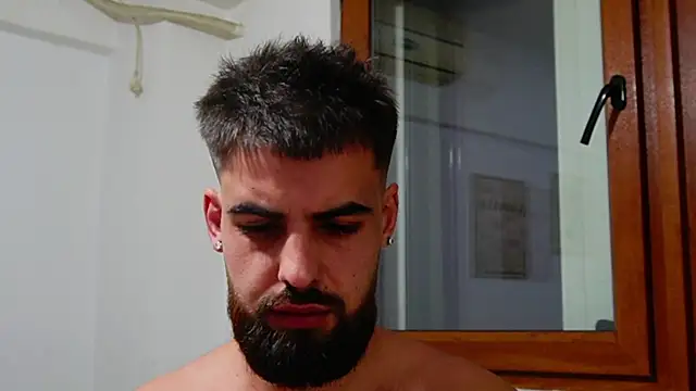 XXX chat uživo modela HairyRobxxx