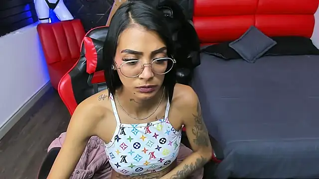 KarlaSlutSkinny__ élő XXX-chatje