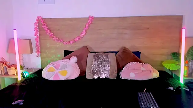 Онлайн чат XXX LaraRous
