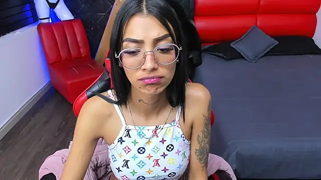 KarlaSlutSkinny__ élő XXX-chatje