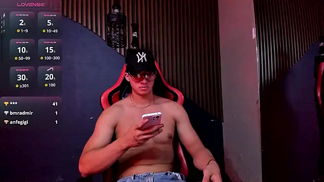 แชท XXX สดของ Axxel_Muscle