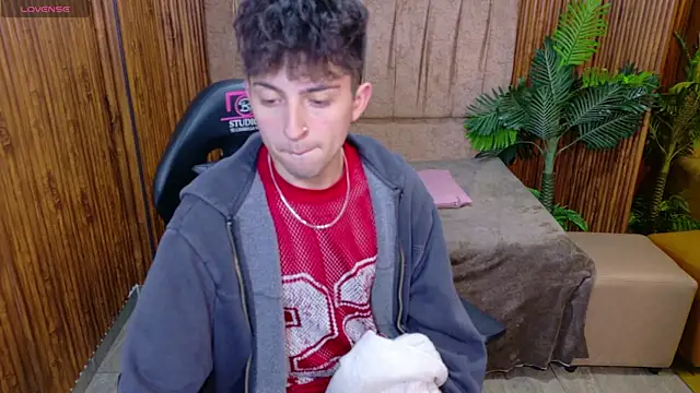 XXX chat uživo modela zane_tay