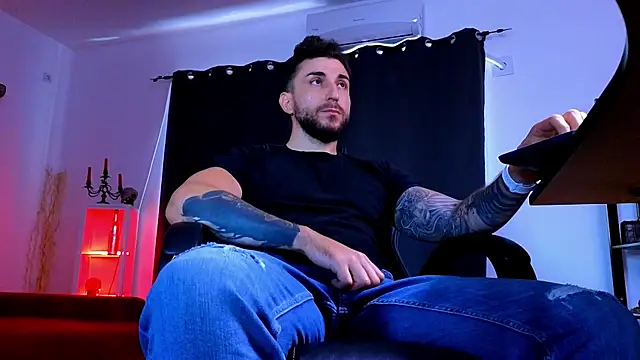 MightyAaron66 élő XXX-chatje