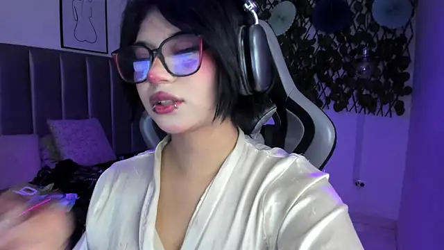 Kitty_Gang Adlı Modelin Canlı XXX Sohbeti