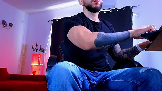 Czat XXX na żywo – MightyAaron66