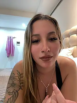 Chat XXX en directo de Mialunaxx