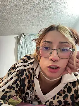 kittymiauu444 Adlı Modelin Canlı XXX Sohbeti