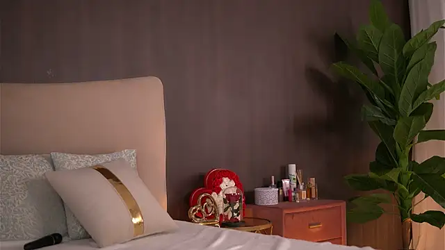 ChloeDevine's Live XXX Chat
