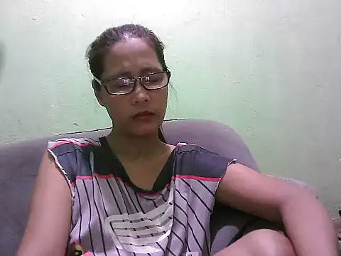 HotLadyPinay32's Live XXX Chat