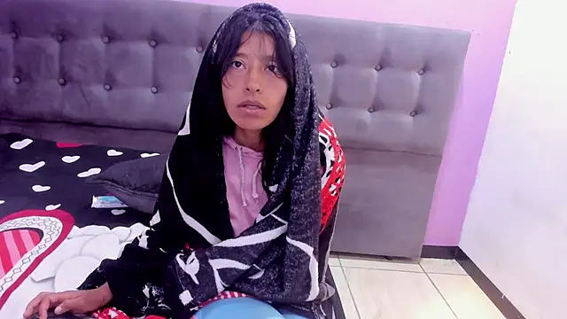 karolinee_66_ Adlı Modelin Canlı XXX Sohbeti