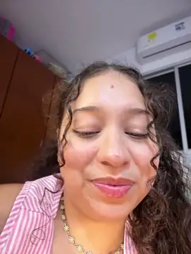 Shara_dreams élő XXX-chatje