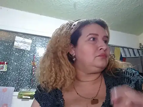 Perla1981-- Live XXX-Chat