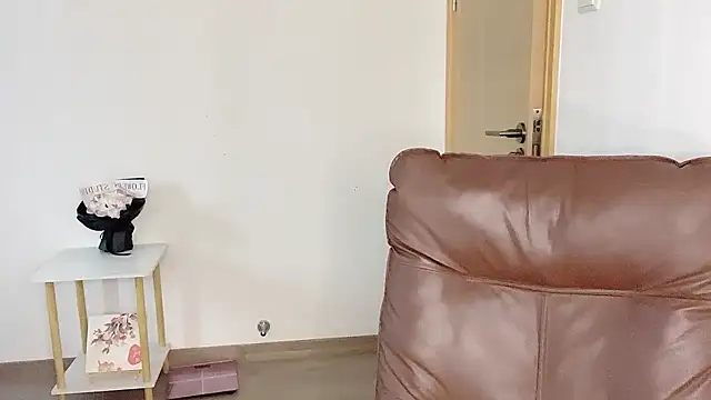 Annie-3 Live XXX Chat