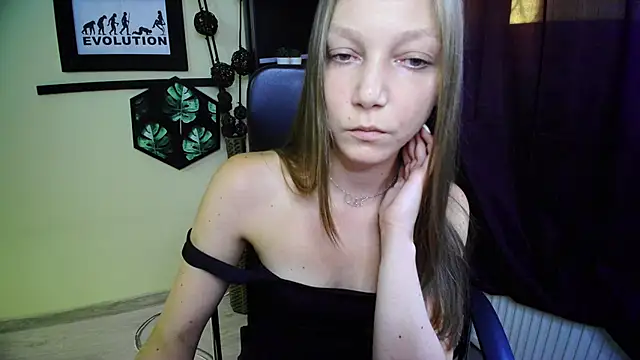 EmillyPlay Adlı Modelin Canlı XXX Sohbeti