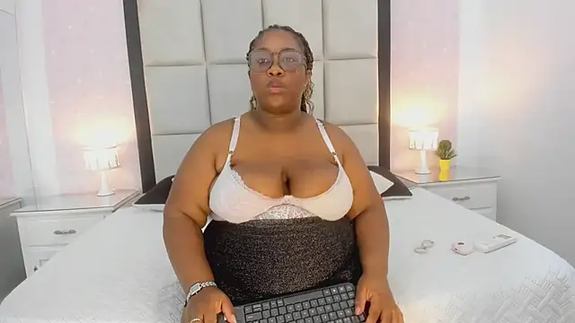 XXX chat uživo modela TreisyVixen