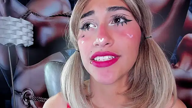 miss___taylor Adlı Modelin Canlı XXX Sohbeti
