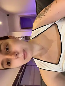 Chatroom XXX en direct de Di_na_Bell