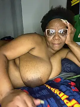 Онлайн чат XXX BoobsQueeen