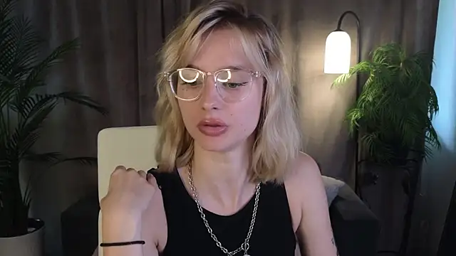 NoraMoreau's Live XXX Chat