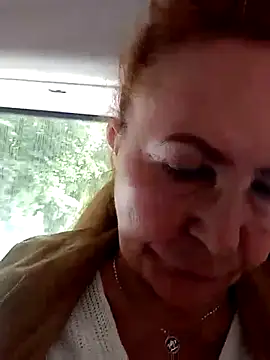 Hottie-Mom's Live XXX Chat